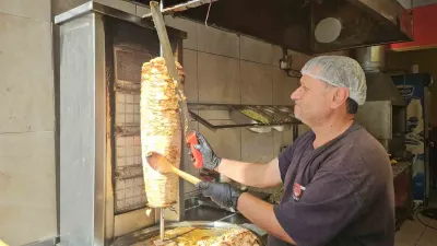 Hatay'da 23 Yaşındaki Girişimci 100 Gram Tavuk Döneri 100 TL'den Satıyor