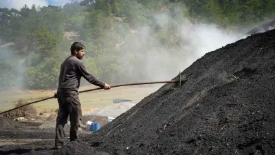 Ankara'da Mevsimlik İşçilerin Meşe Odunundan Mangal Kömürüne Uzanan Zorlu Mesaisi
