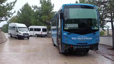 Amasya'da otobüs ve servis minibüsü çarpıştı: 4 öğrenci yaralandı