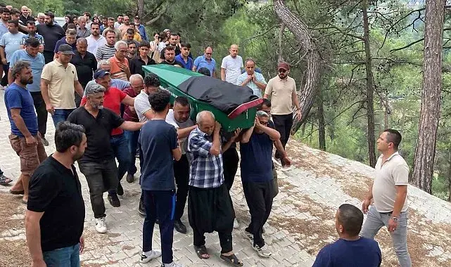 Otomobilin çarptığı avukat, cübbesi ile son yolculuğuna uğurlandı