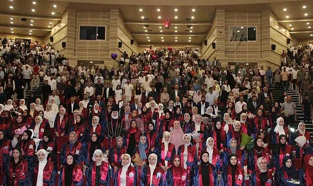ERÜ İlahiyat Fakültesi'nde mezuniyet sevinci