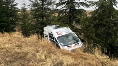 Eskişehir'de hasta taşıyan 112 ambulansı kaza geçirdi: Üç kişi yaralandı