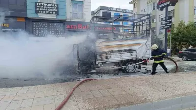 Van'da park halindeki kamyonet alev alev yandı