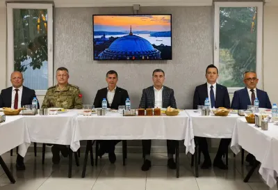 Bayburt'ta Ayrılan Emniyet Müdürü ve Müftüye Veda Yemeği