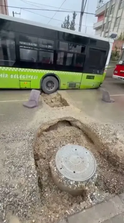 Adana'da Sağanak Yağış Nedeniyle Oluşan Çukura Belediye Otobüsü Düştü