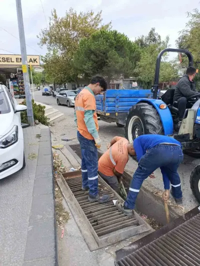 Ayvalık'ta kış mesaisi: Mazgal ve rögarlar temizleniyor