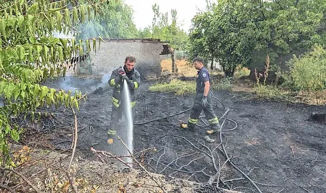 Ağzından düşürdüğü sigara sebebi ile bahçeyi alevler sardı
