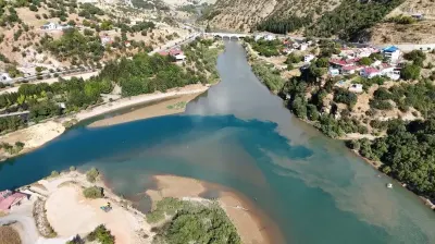 Tunceli'de Munzur ve Pülümür Nehirleri Yağış Sonrası İki Farklı Renkte Akıyor