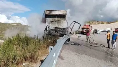 Antalya'da Bariyerlere Çarpan Kamyon Alev Aldı: Sürücü Yaralı Kurtuldu