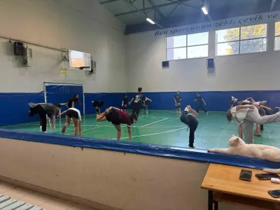 Denizlili lise öğrencileri voleybol takımıyla parkeye indi