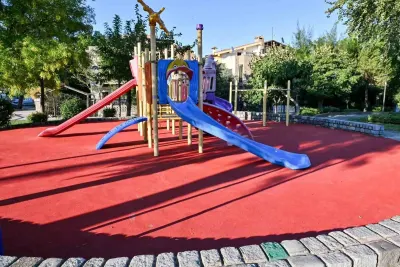 Manisa'da Park ve Oyun Alanlarında Güvenli Zemin Çalışmaları Hız Kesmiyor
