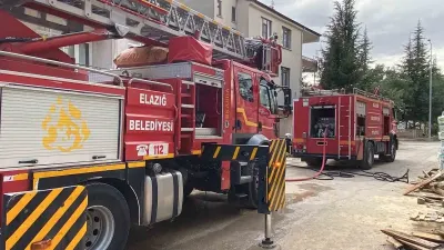 Elazığ'da Üç Katlı Binanın Çatısında Yangın Çıktı