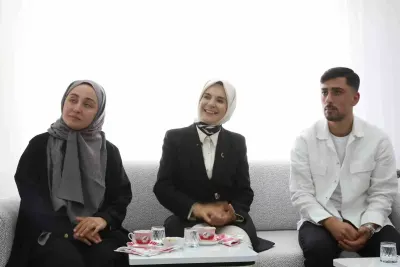Bakan Göktaş Evlilik Kredisinden Yararlanan Genç Çiftin Evine Konuk Oldu