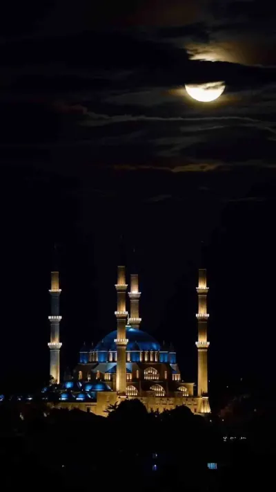 Selimiye Camii'nin Parçalı Dolunayla Buluşması Eşsiz Bir Manzara Oluşturdu