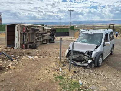 Gaziantep'te Kamyonet ile Hafif Ticari Araç Çarpıştı: Beş Yaralı