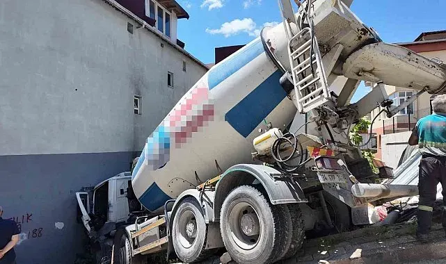 Ümraniye'de beton mikseri binaya çarptı: 1 yaralı