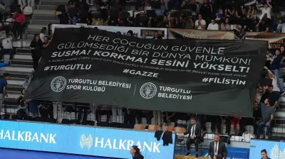 Turgutlu Belediyesi Kadın Basketbol Takımı'ndan çocukların güvenliği için anlamlı koreografi