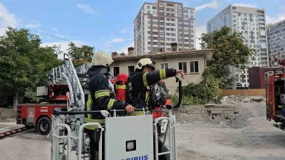 Kayseri Kocasinan'da Metruk Binanın Çatısında Çıkan Yangın Söndürüldü