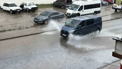 Sakarya’da kuvvetli sağanak yağış cadde ve sokakları gölete çevirdi