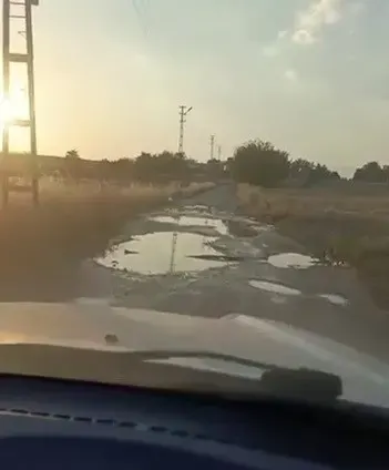 Adıyaman'da Köy Yolundaki Çökme ve Çukurlar Sürücüleri İsyan Ettirdi