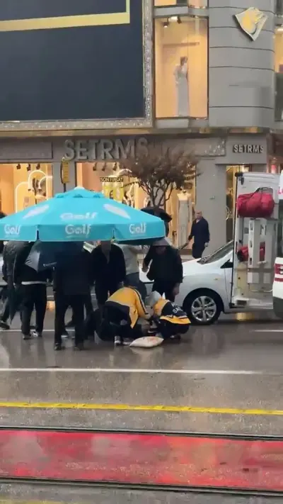 Bursa'da Otomobilin Çarptığı Yaralıya Vatandaşlar Şemsiye Tuttu