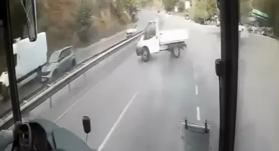 Çankırı'da Yağmur Nedeniyle Kontrolden Çıkan Kamyonet Bariyerlere Çarptı