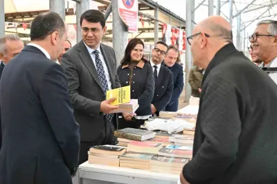 Uşak Valisi Serdar Kartal Kitap Fuarı'nı Gezdi