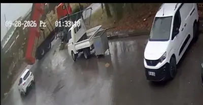 Eskişehir'de damperi açık unutulan kamyon sanayi sitesinin giriş kapısını yerle bir etti