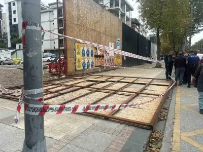 Kadıköy'de İnşaatın Dış Cephe Kaplaması Yola Devrildi: 2 Yaralı