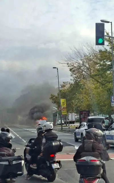 Fatih Vatan Caddesi'nde Ticari Araç Alev Aldı