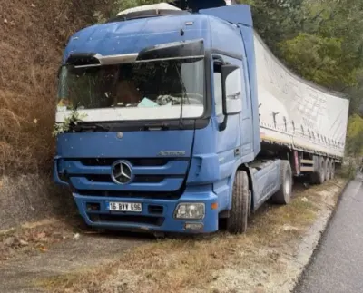 İnegöl'de Kaygan Yolda Şeker Yüklü Tır Kanalına Uçtu: Sürücü Yaralandı