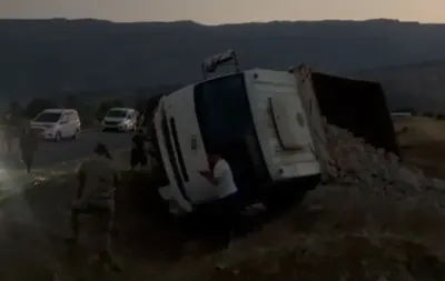 Hakkari'de Kum Yüklü Kamyonet Devrildi: Sürücü Yaralandı