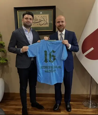 Bursaspor Başkanı Enes Çelik'ten Bilal Erdoğan'a özel forma hediyesi