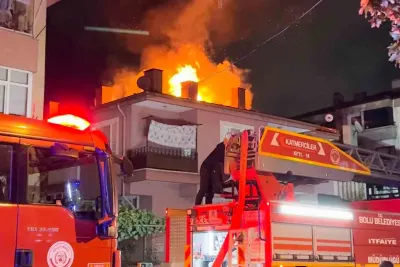 Bolu'da 3 Katlı Binanın Çatısında Korkutan Yangın