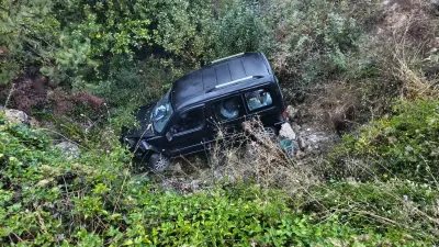 Karabük'te Yağışlı Havada Kaza: Hafif Ticari Araç Şarampole Devrildi, 1 Yaralı