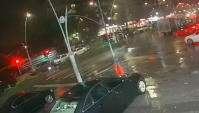 Esenler'de Kaygan Yolda Kontrolden Çıkan Motosiklet Kamyonetin Altına Girdi