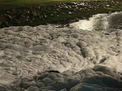 İzmit Sekapark Sahilindeki Tahliye Kanalında Beliren Köpükler Heyecan Yarattı
