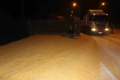 Amasya'da Sürücünün Su Şişesini Almaya Çalıştığı Tır Devrildi: 25 Ton Mısır Yola Saçıldı
