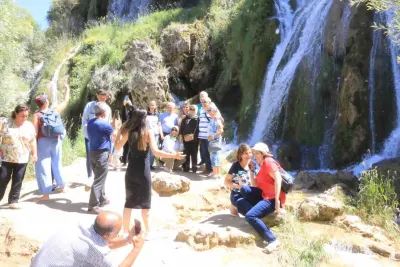 Erzincan'da Üniversite Öğrencilerinin Akın Ettiği Girlevik Şelalesi'nde Sonbahar Yoğunluğu Yaşanıyor