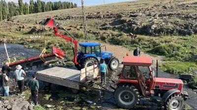 Kars'ta Kürekdere Köyü Sakinleri İmece Usulüyle Dereden Römork Çıkardı