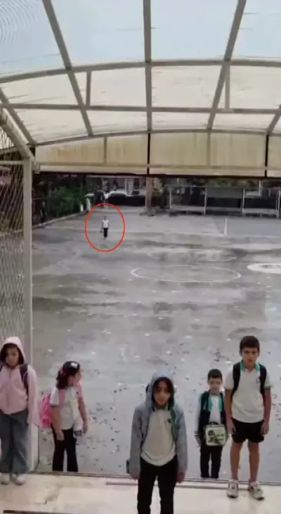 Hatay'da Minik Asel Mina'dan Yağmur Altında İstiklal Marşı Duyarlılığı