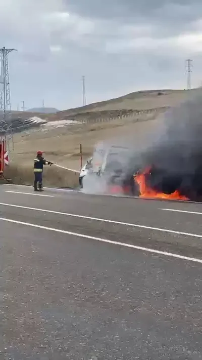 Erzurum'da Seyir Halindeki Çekici Alev Aldı: İtfaiye Müdahalesiyle Söndürüldü
