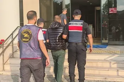 İzmir'de Onlarca Suçtan Aranan Firari JASAT Operasyonuyla Yakalandı