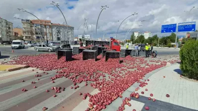 Karaman'da Kamyonetten Yola Tonlarca Elma Saçıldı