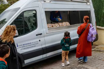 İzmir'de İlkokul Öğrencileri İçin Beslenme Paketi Desteği Sürüyor