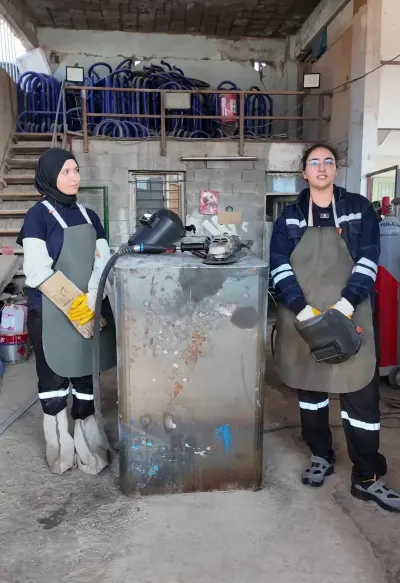 İskenderun'da Başkan Dönmez'in sorusuyla iki kadın belediyede kaynakçı oldu