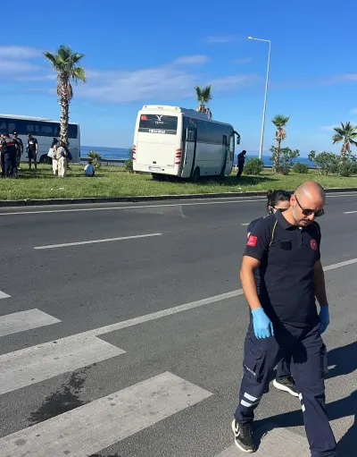 Antalya'da Tur Otobüsü ile Minibüs Çarpıştı: 3 Yaralı
