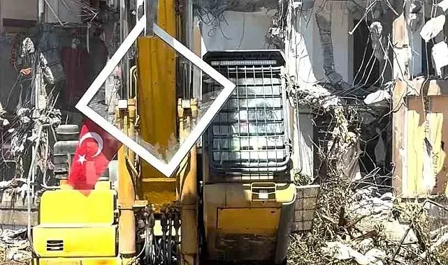 Pendik'te yıkım sırasında dikkat çeken hassasiyet: Kepçe operatörü Türk Bayrağı için çalışmayı durdurdu