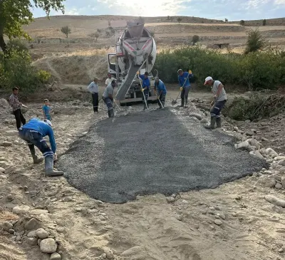 Babadağ'da Ulaşım Güvenliği İçin Betonlama Mesaisi