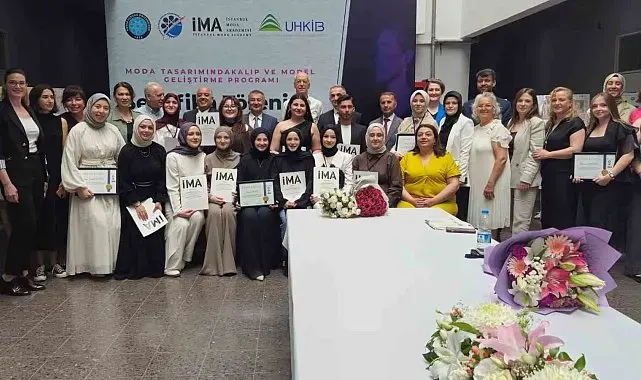 Geleceğin moda tasarımcıları Bursa'da sertifikalarını aldı